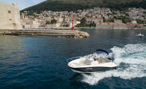  Quick Silver Activ 675 maximu guest cruising capacity is 8 but we recommend this boat for groups 2-6 persons.